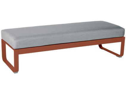 Šedá čalouněná lavice Fermob Bellevie 148 cm se zemitě červenou podnoží