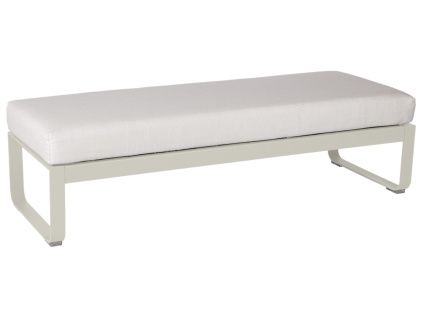 Bílá čalouněná lavice Fermob Bellevie 148 cm se světle šedou podnoží