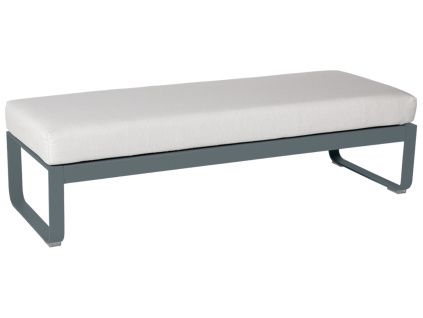 Bílá čalouněná lavice Fermob Bellevie 148 cm se šedou podnoží