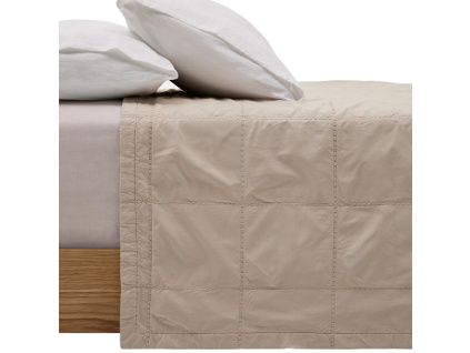 Béžový bavlněný přehoz Kave Home Isor 240 x 260 cm -fv-interier-25