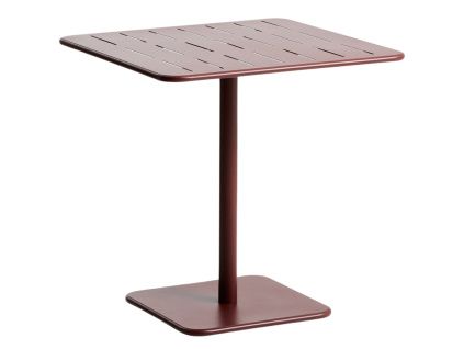 Červený kovový zahradní stůl kave home Brai 70 x 70 cm