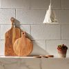 Akátové servírovací prkénko Kave Home Salma 25 x 32 cm -fv-interier-25