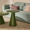 Matně zelený skleněný kulatý odkládací stolek Kave Home Wilshire 50 cm -fv-interier-25