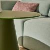 Matně zelený skleněný kulatý odkládací stolek Kave Home Wilshire 50 cm -fv-interier-25