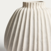 Bílá váza Kave Home Arisea 28 cm -fv-interier-25