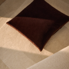 Hnědý sametový povlak na polštář Kave Home Niroi 60 x 60 cm -fv-interier-25