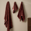 Červená bavlněná osuška Kave Home Lurevi 70 x 140 cm -fv-interier-25