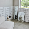 Stříbrné kovové závěsné zrcadlo Mirror 130 × 35 cm -fv-interier-25