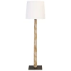 Stojací lampa Angel Cerdá zaujme svým elegantním designem a originální kombinací přírodních textur s moderními materiály. Její štíhlá konstrukce s dýhou z burlového dřeva s výraznou kořenovou kresbou dodává lampě jedinečný charakter a nádech přírodního luxusu. Podstavec z tmavé leštěné nerezové oceli vytváří sofistikovaný kontrast a podtrhuje její nadčasový vzhled. Bílé látkové stínidlo jemně rozptyluje světlo a navozuje příjemnou, útulnou atmosféru. Díky svému osobitému designu se lampa stane nejen praktickým zdrojem osvětlení, ale také výrazným dekorativním prvkem obývacího pokoje, ložnice či vstupní haly. Doplnit ji můžete stolní lampou ve stejném designu.  Pozn.: Žárovka není součástí balení.