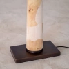 Stojací lampa Angel Cerdá zaujme svým elegantním designem a originální kombinací přírodních textur s moderními materiály. Její štíhlá konstrukce s dýhou z burlového dřeva s výraznou kořenovou kresbou dodává lampě jedinečný charakter a nádech přírodního luxusu. Podstavec z tmavé leštěné nerezové oceli vytváří sofistikovaný kontrast a podtrhuje její nadčasový vzhled. Bílé látkové stínidlo jemně rozptyluje světlo a navozuje příjemnou, útulnou atmosféru. Díky svému osobitému designu se lampa stane nejen praktickým zdrojem osvětlení, ale také výrazným dekorativním prvkem obývacího pokoje, ložnice či vstupní haly. Doplnit ji můžete stolní lampou ve stejném designu.  -fv-interier-25