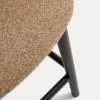 Hnědá čalouněná barová židle Kave Home Maina 66 cm s černou dřevěnou podnoží -fv-interier-25